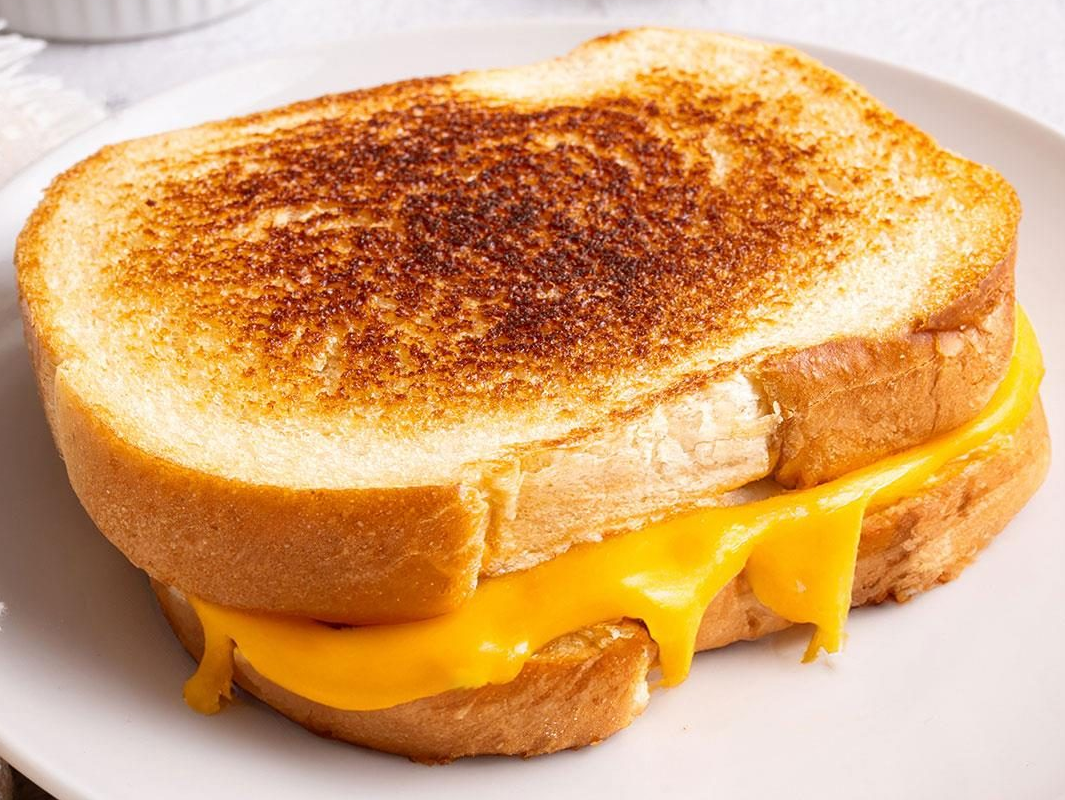 What a messy griller, cheese sticky and bread crispy everywhere. Still, I cannot stop cheesy griller from being so hote my cheesewich keeps toasting!